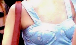 Chiếc áo mặc ngược của nữ sinh vạch tội tên sửa xe