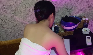 Nữ nhân viên bị bắt quả tang