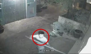 Tên trộm dùng sào móc chìa khóa ở trong nhà