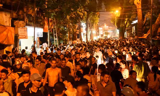 Vụ việc kéo dài suốt 2 giờ, hàng trăm người dân kéo tới hiện trường