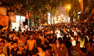 Vụ việc kéo dài suốt 2 giờ, hàng trăm người dân kéo tới hiện trường