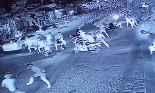 Hỗn chiến kinh hoàng bằng mã tấu, bom xăng giữa trung tâm thành phố