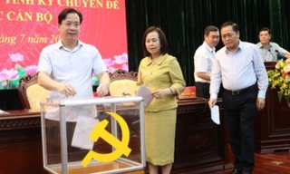 Bỏ phiếu giới thiệu nhân sự cấp ủy Lạng Sơn nhiệm kỳ XVIII. Ảnh: P.V