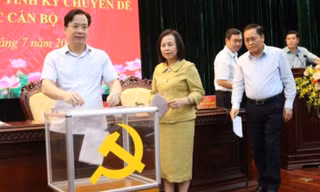 Bỏ phiếu giới thiệu nhân sự cấp ủy Lạng Sơn nhiệm kỳ XVIII. Ảnh: P.V