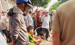 Quý bị cảnh sát khống chế sau khi gây ra vụ chém người. Ảnh: cắt từ clip