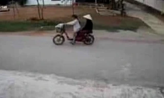 Hình ảnh nữ sinh T. chở bà Hường được camera bên đường ghi lại