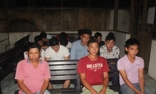 Ôm súng cảnh giới sòng bạc trên ngọn đồi vắng