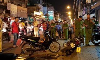 Đôi nam nữ nghi bị cướp dùng súng khống chế giữa đường