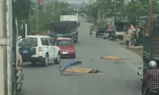 Va chạm liên hoàn với ôtô, 2 nam sinh lớp 9 ngồi sau xe máy tử vong