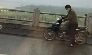 Bố đưa con gái đi học bị hỏng xe, mắc kẹt giữa cầu và cái kết ấm lòng