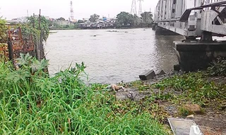 Thi thể nạn nhân được kéo vào bờ