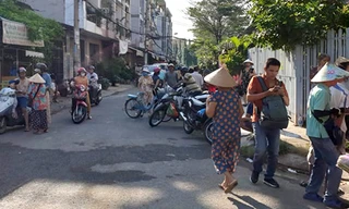 Lực lượng chức năng phong tỏa hiện trường để điều tra vụ việc