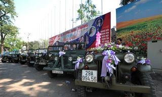 Chiều qua (13/4), người dân Hà Nội bị thu hút bởi sự xuất hiện của một đoàn xe ô tô jeep cổ được trang trí để đi đón dâu