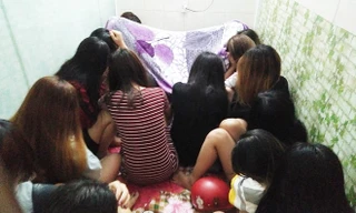 Nhiều tiếp viên trốn trong phòng thay đồ