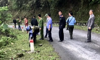  Lực lượng chức năng rà soát khu vực hiện trường gây án ở đèo Kéo Mác