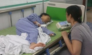 Bé Hồng Minh đang được mẹ chăm sóc tại bệnh viện