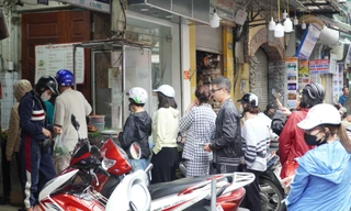 Người dân Hà Nội xếp hàng chờ mua thịt quay ngày vía Thần Tài