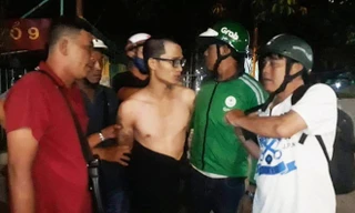 Nguyễn Văn Châu (cởi trần) bị các "hiệp sĩ" bắt giao công an