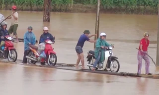 Lào Cai bị nước ngập chia cắt, người dân liều mình dùng bè vượt lũ