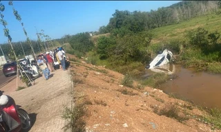 Phát hiện cô gái trong ô tô đang chìm xuống nước