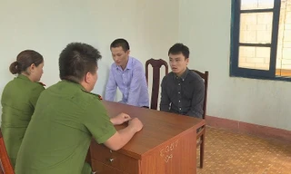 Vảng và Gia tại cơ quan công an