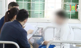 Cậu bé 12 tuổi kể lại phút kinh hoàng khi cùng bố trèo lên mái nhà tìm đường thoát thân