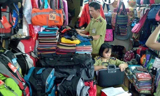 Lực lượng quản lý thị trường bắt giữ các sản phẩm giả mạo thương hiệu "The North face"