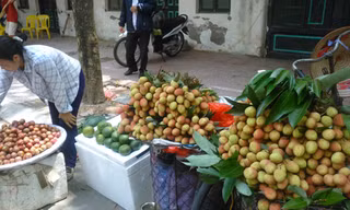 Vải lai ồ ạt đổ bộ Hà Nội, nhiều người bán hàng lợi dụng người dân không để ý cho biết đây là vải thiều để bán với giá cao, chất lượng tốt