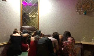 Các tiếp viên tại quán massage bị kiểm tra
