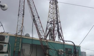 Hà Nội: Cột thu phát sóng đổ, 1 người chết