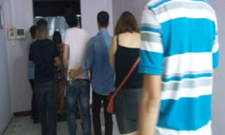 Kiểm tra, xử lý hành vi mua bán dâm núp bóng cơ sở massage. Ảnh do Công an TP Huế cung cấp. 