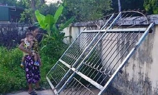 Cánh cổng sắt đè lên người cháu bé