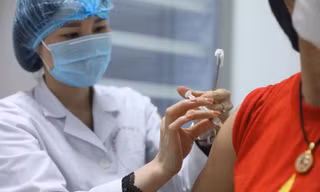 Hà Nội toàn lực phấn đấu hoàn thành bao phủ vắc xin phòng COVID-19 cho người dân
