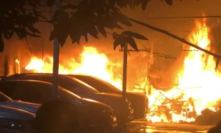 Cảnh sát căng mình cứu nhiều ô tô trong đám cháy ở Thanh Xuân