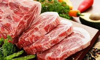 Thịt heo thảo dược sau giết mổ được cấp đông ngay nên thịt tươi và thơm