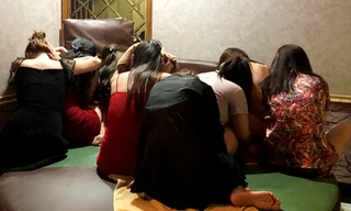 Đột kích quán karaoke, phát hiện tiếp viên nữ khỏa thân trong phòng hát