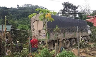Chiếc xe tải lao thẳng vào sân vườn của nhà dân. Ảnh: Laocai