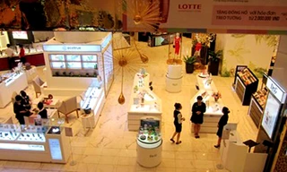 Sau tháng 'trăng mật', Lotte Mart Hà Nội giảm giá 50% vẫn ế