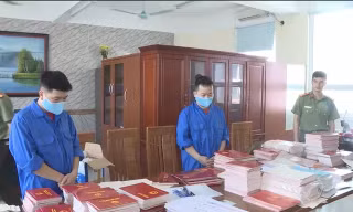 Hai đối tượng Dương Hữu Hưng và Dương Văn Lạng (áo xanh) cùng tang vật