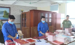 Hai đối tượng Dương Hữu Hưng và Dương Văn Lạng (áo xanh) cùng tang vật