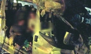 Ô tô chở 13 khách tông vào xe tải đậu ven đường, nhiều người bị thương