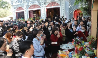 Mọi ngả đường hướng về phủ Tây Hồ tắc cứng, người đi lễ đông nghịt