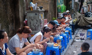 Phở Michelin ở Hà Nội, khách xếp hàng chờ, tự bê và ngồi vỉa hè thưởng thức