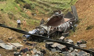 Ô tô tải mất phanh lao xuống vực sâu 100m ở Sa Pa, 4 người bị thương