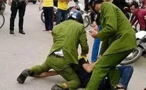 Người 6 lần đi tù cầm dao rượt đuổi công an