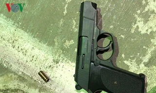 Khẩu súng người đàn ông rút ra thị uy