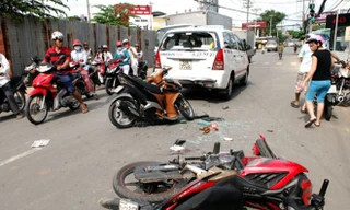 Lao xe hạ gục tên cướp trên đường phố Sài Gòn