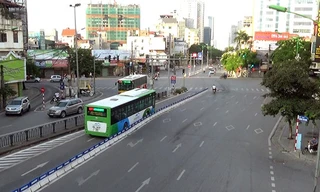 Sáng 2/9, ngày đầu tiên của kỳ nghỉ lễ Quốc khánh, đường phố trung tâm thủ đô Hà Nội không còn cảnh nhộn nhịp, ồn ã thường nhật. Phố Láng Hạ luôn ùn tắc vào giờ cao điểm buổi sáng, hôm nay vắng vẻ