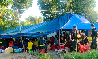 Sòng bạc được tổ chức trong các lều giữa cánh đồng. Ảnh: Công an cung cấp