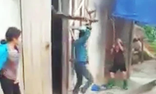 Điều tra việc con trai dùng ghế đánh mẹ già hơn 60 tuổi